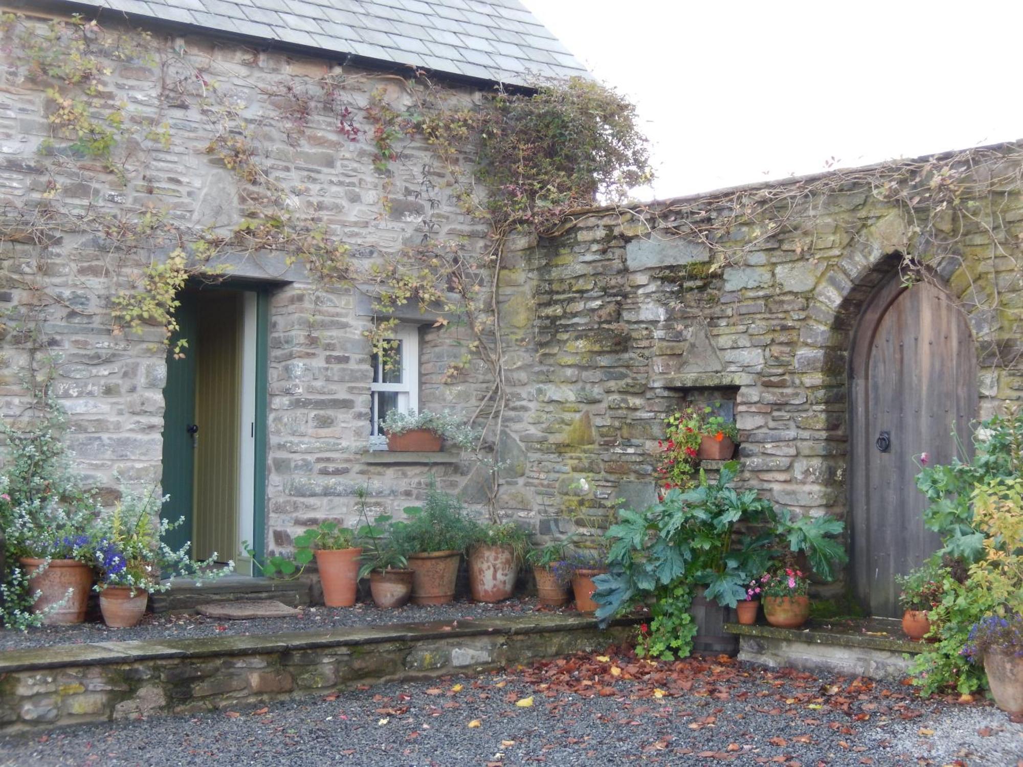 Alltybrain Farm Cottages And Farmhouse B&B Brecon Buitenkant foto